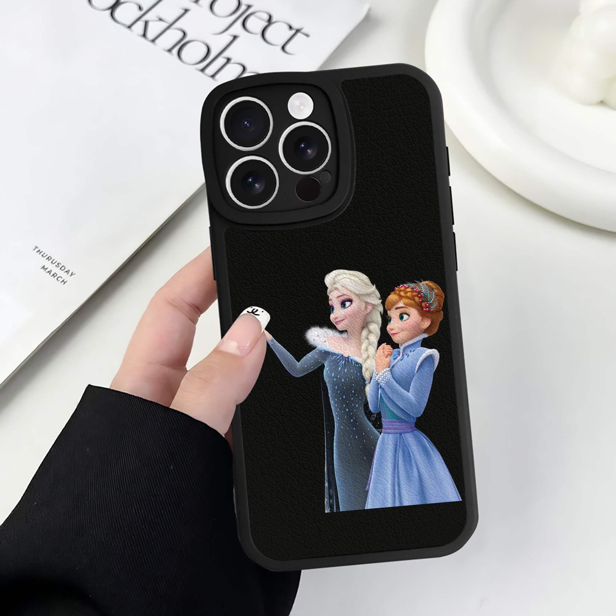 （画像用） アナと雪の女王 アンナ エルサ Frozen Anna Elsa 【iPhone 16シリーズ対応】シリコンスマホケース（レザー調） 材質：シリコン